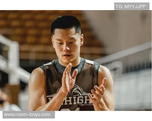 锡安赤膊上身展现惊人天赋NBL社媒热议他的强壮体魄与运动能力